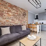 Modern 2-bedroom With Remote Workspace In By Renters