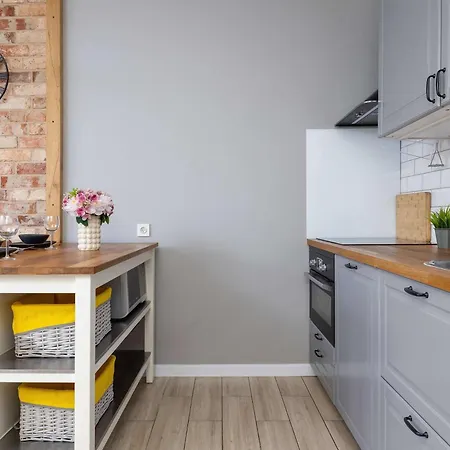 Modern 2-bedroom With Remote Workspace In By Renters דירה