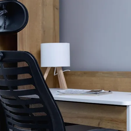 Modern 2-bedroom With Remote Workspace In By Renters *