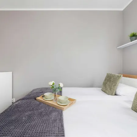 Modern 2-bedroom With Remote Workspace In By Renters