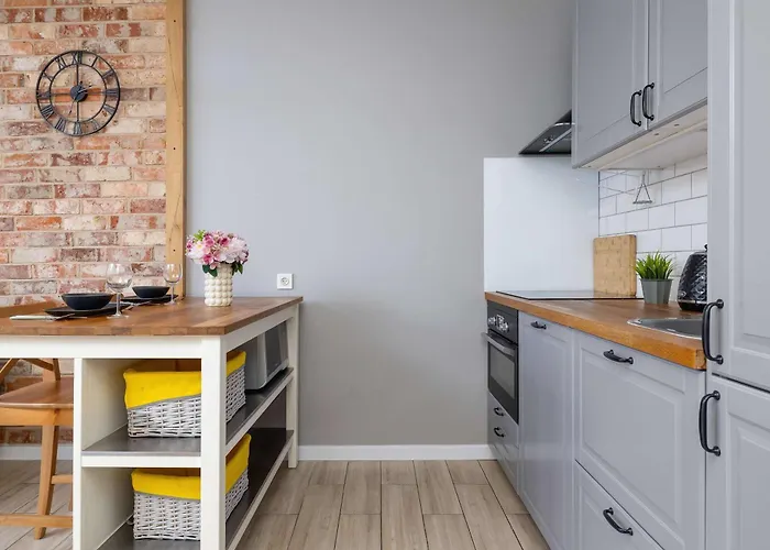 Modern 2-bedroom With Remote Workspace In By Renters דירה