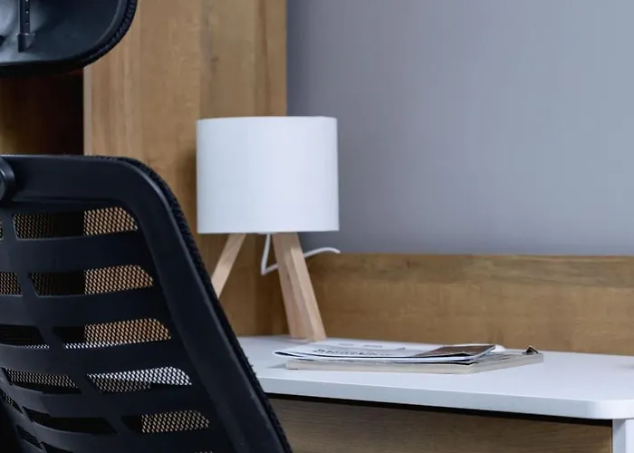 Modern 2-bedroom With Remote Workspace In By Renters *