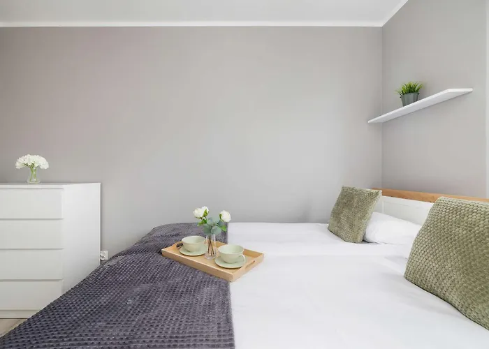 Modern 2-bedroom With Remote Workspace In By Renters